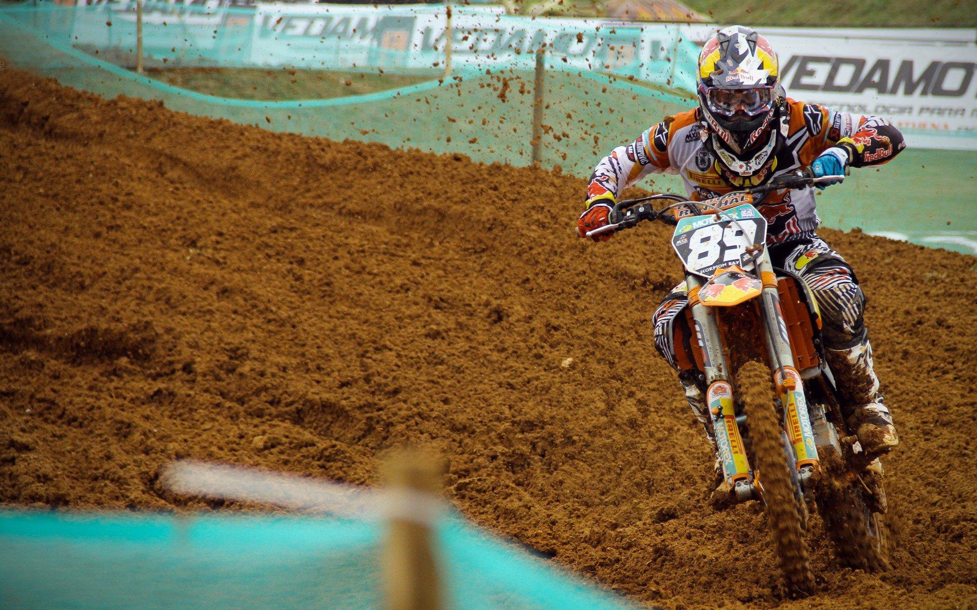 维拉公园看台起风波，欧冠历史成球迷交锋焦点